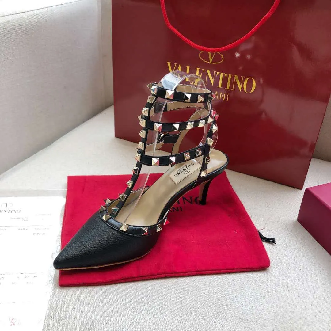 👟👟Ex-factory price 400👟👟 Genuine leather sole +30 Available all year round🎁[Black pebbled leather series] Heel height: 9.5cm+6.5cm. Valentino is a global haute couture and ready-to-wear luxury brand. Valentino is timeless and never goes out of style. Sheepskin feet, lining 🎁34 to 40/41/42 sizes, ready stock. Original last from the counter, regular bottom [red envelope] genuine leather outsole +30